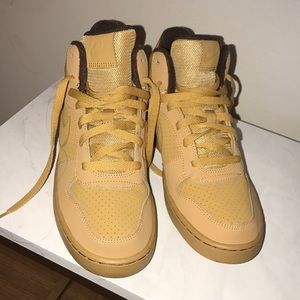 Nike Court Borough Mid